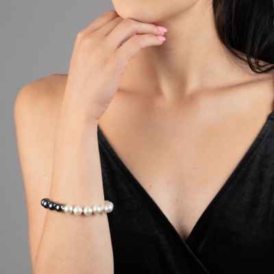 Langen Armband mit Perlen in Weiss und Schwarz 1