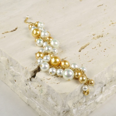 Pulsera con perlas en cascada de tonos dorados. 2