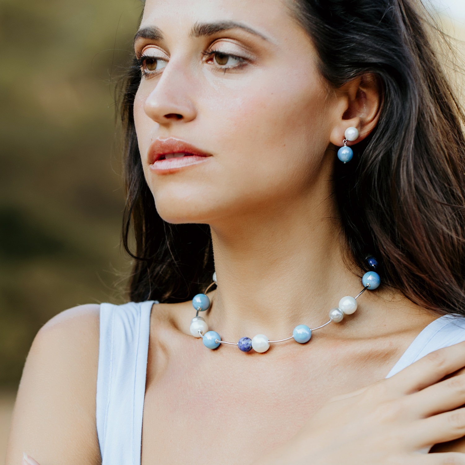 Halskette mit Perlen in Weiss, Grau und Blau und Lapislazuli 2