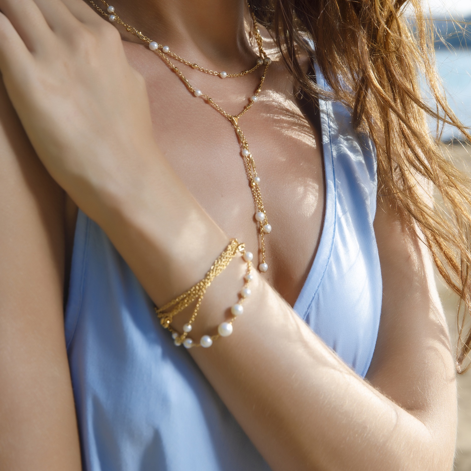 Collar cadena chapada en oro con perlas blancas 2