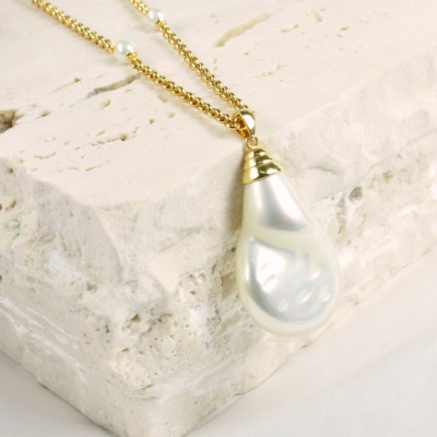 Teardrop shaped pendant on chain 4