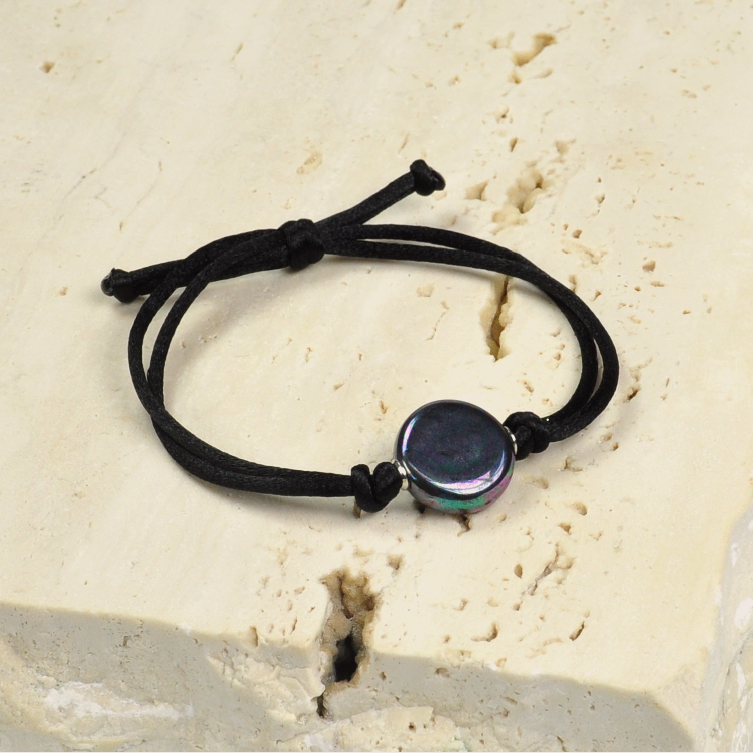Kordelarmband mit schwarzer Perle 1