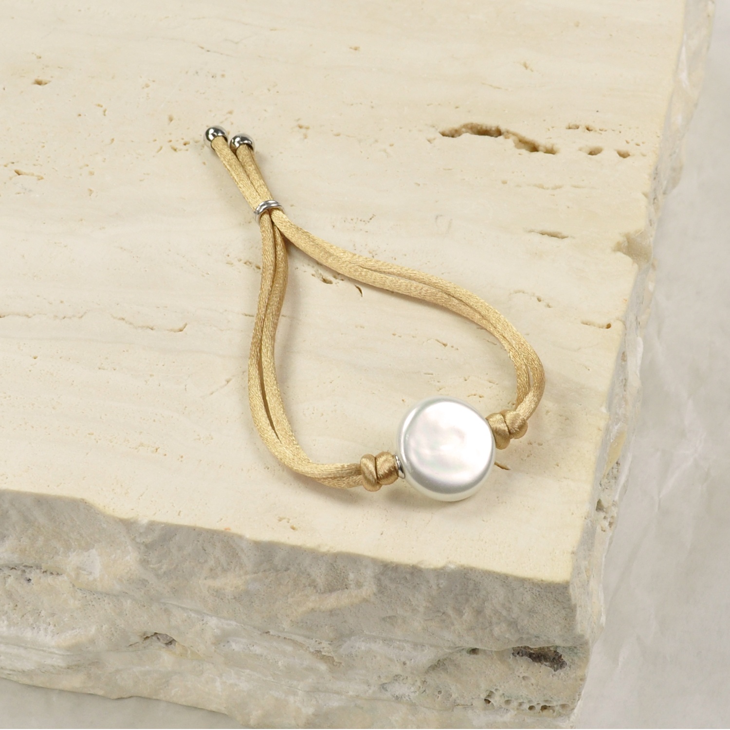 Kordelarmband mit weißer Perle 1
