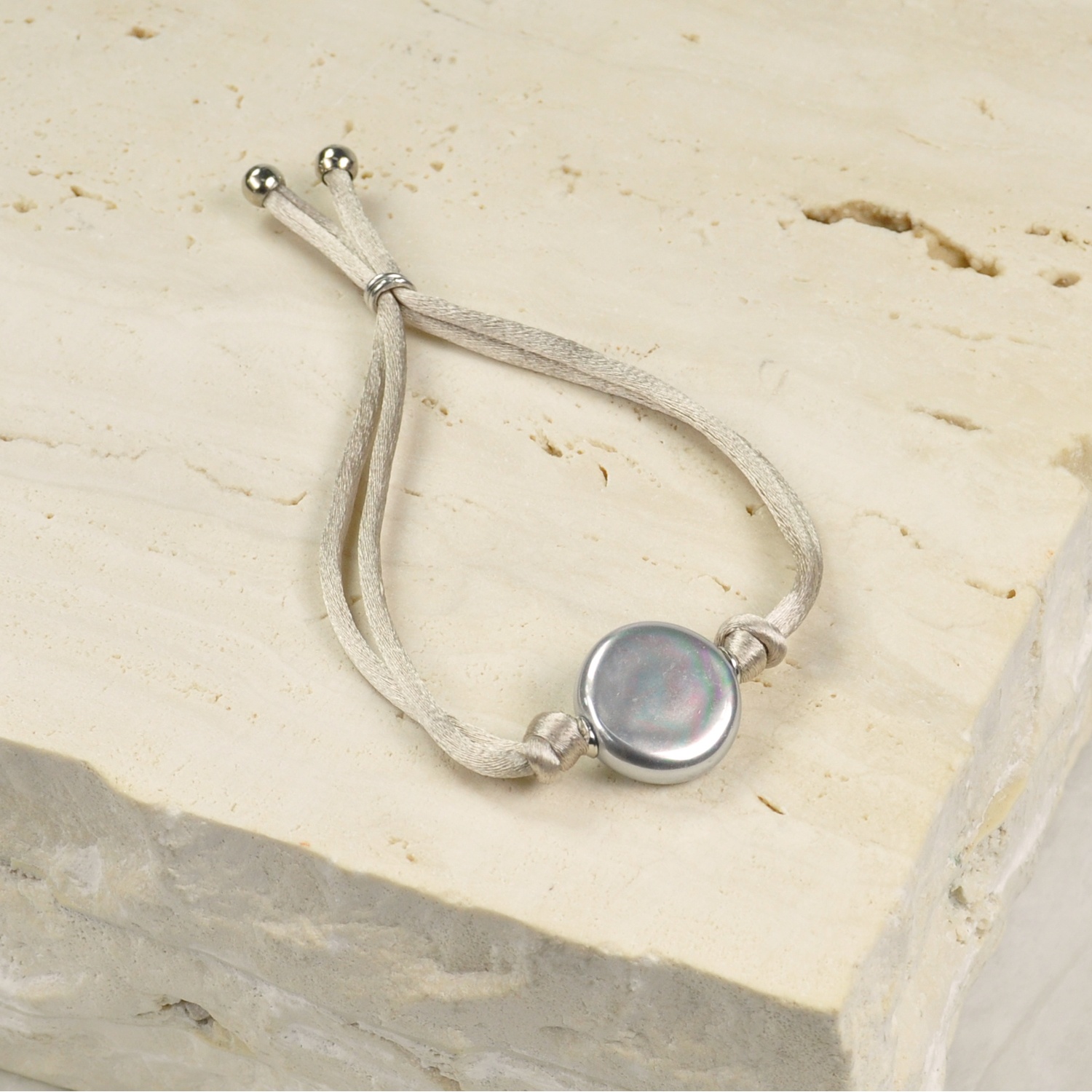 Kordelarmband mit weißer Perle 1