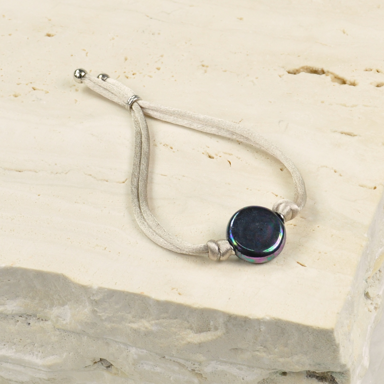 Kordelarmband mit weißer Perle 1