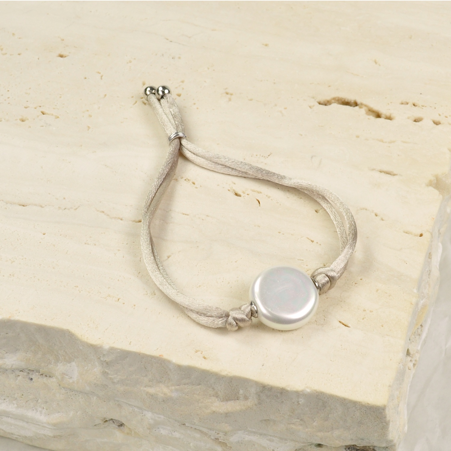 Kordelarmband mit weißer Perle 1