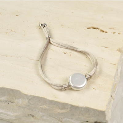 Kordelarmband mit weißer Perle 1