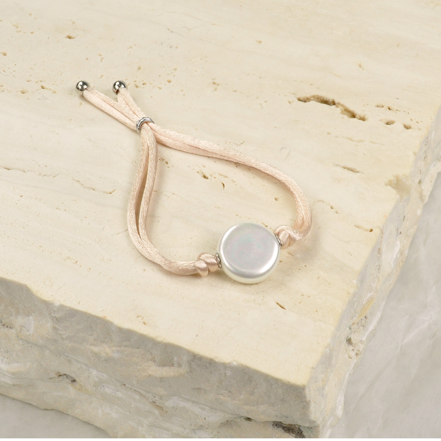 Kordelarmband mit weißer Perle 1