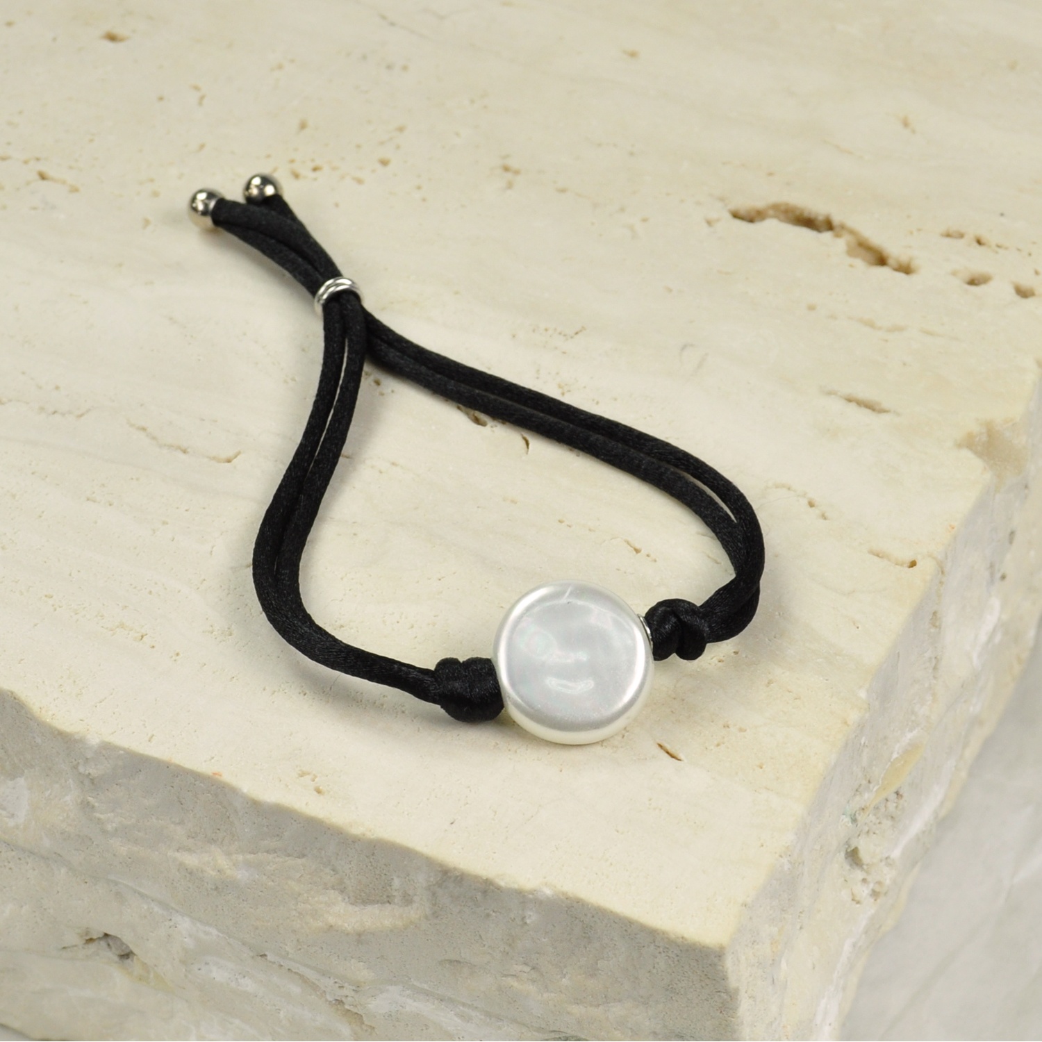 Kordelarmband mit weißer Perle 1