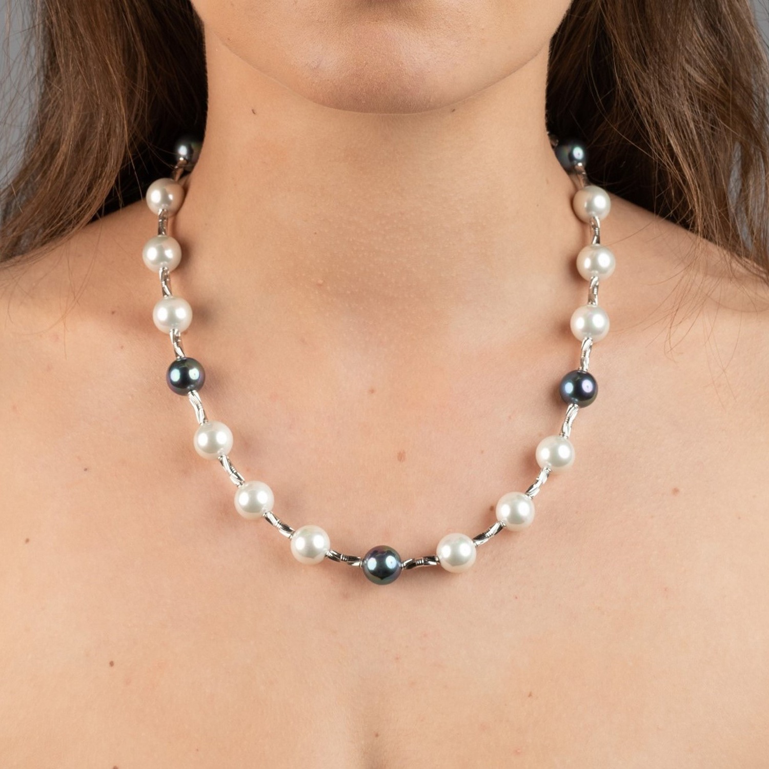 Classic Necklace with Black and White Pearls 3