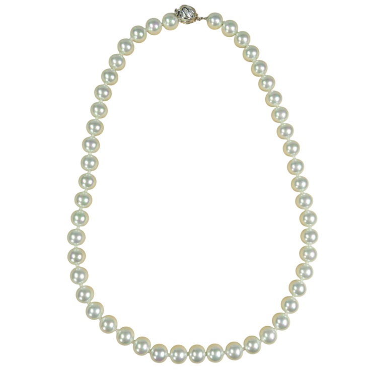 Classic pearl necklace