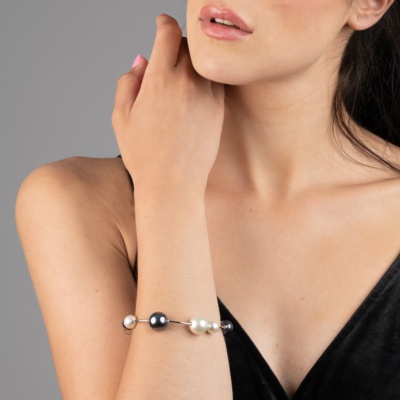 Armband mit Perlen in Weiss, Grau und Schwarz 2
