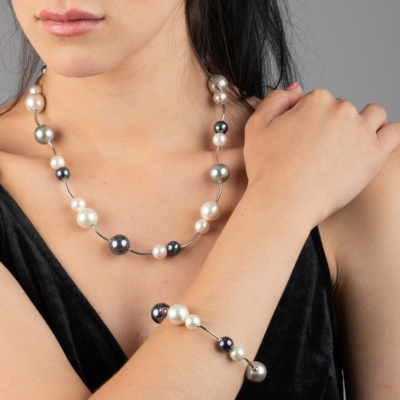 Collar con Perlas blancas, negras y grises 2