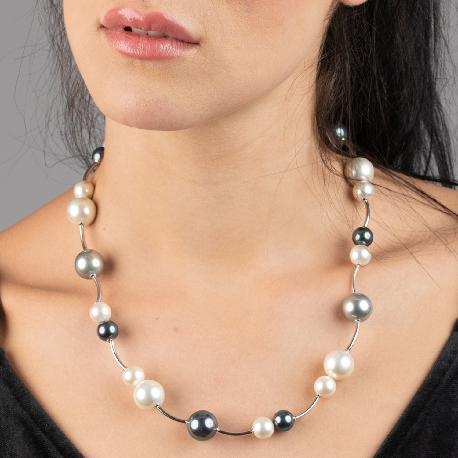 Collar con Perlas blancas, negras y grises 3