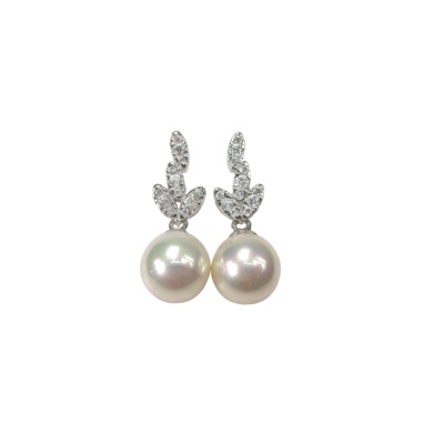Silver Earrings with Pearls.