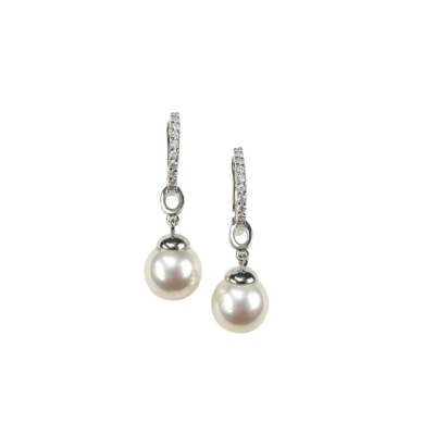 Silberohrhängern mit Perlen