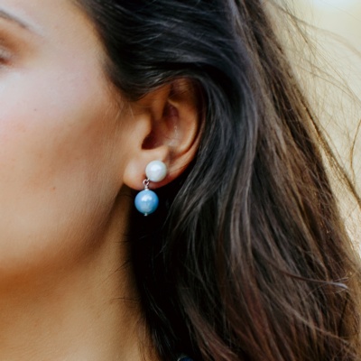 Ohrringe mit Perlen in Weiss und Blau 2