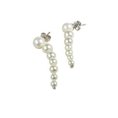 Klassische Ohrringe mit abgestuften weissen Perlen. 2
