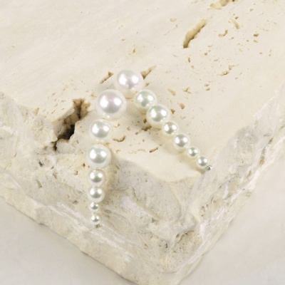 Pendientes clásicos con perlas blancas en disminución 1