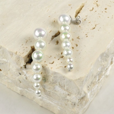Pendientes clásicos con perlas blancas en disminución 2
