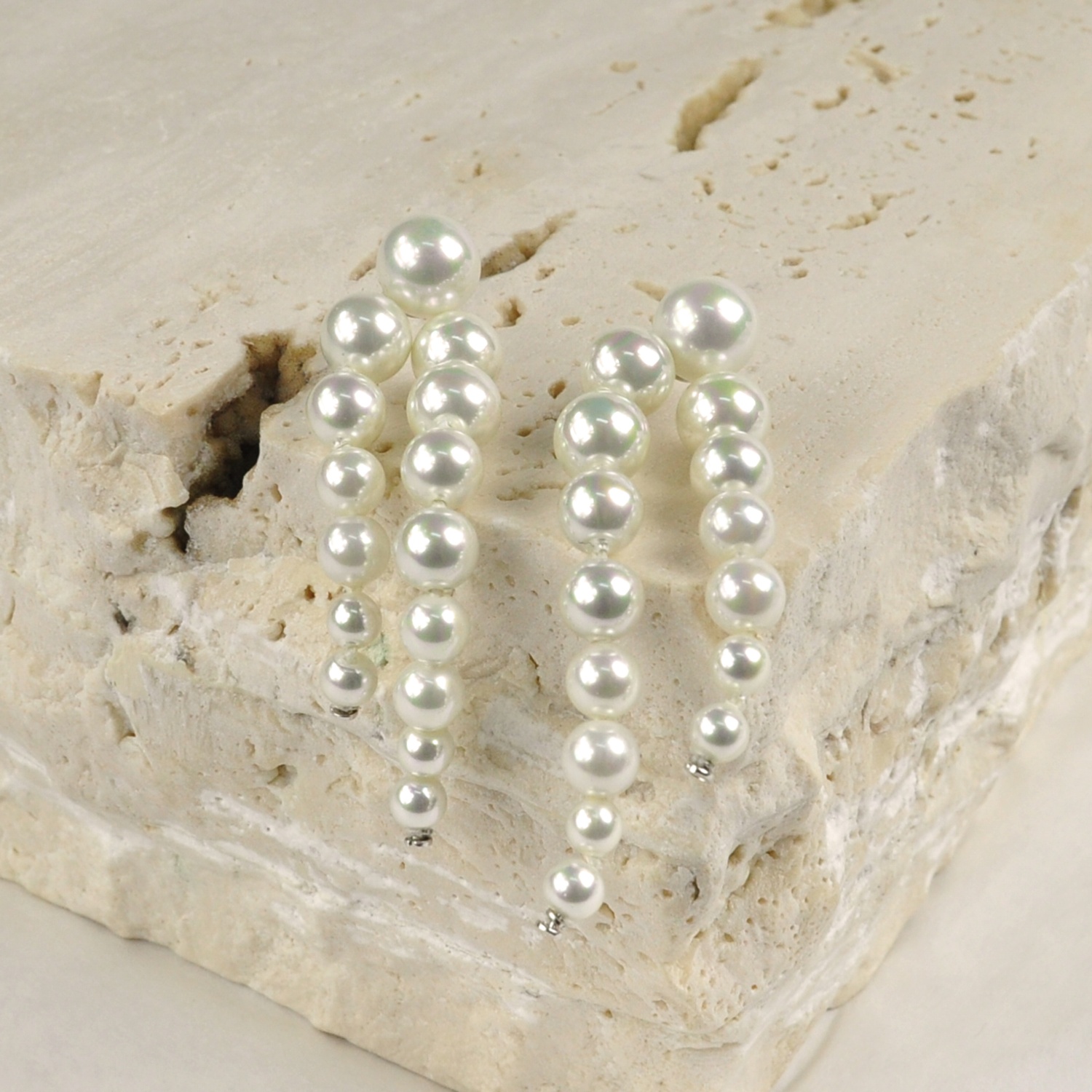 Pendientes clásicos con dos líneas de perlas blancas en disminución 1