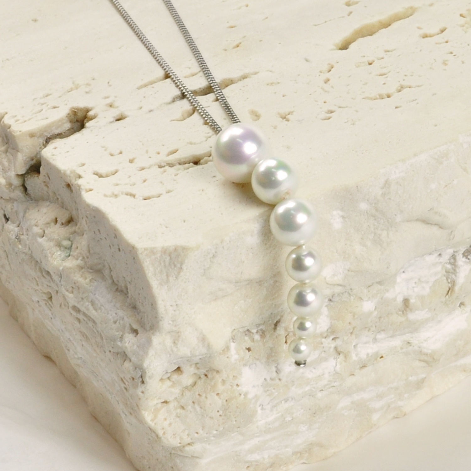 Classic Pendant with diminishing pearls 2