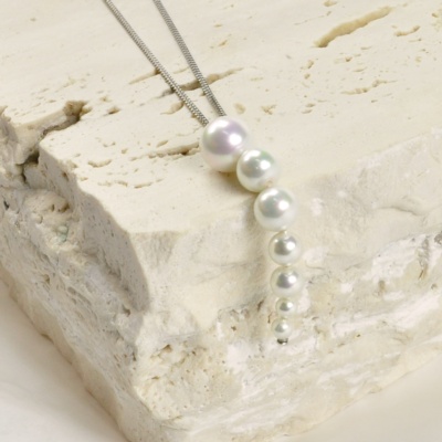 Classic Pendant with diminishing pearls 1