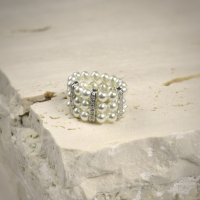 Ring mit Perlen, Silberelementen und Zirkonen 1