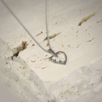 Heartshaped Silver Pendant with white Pearls 2