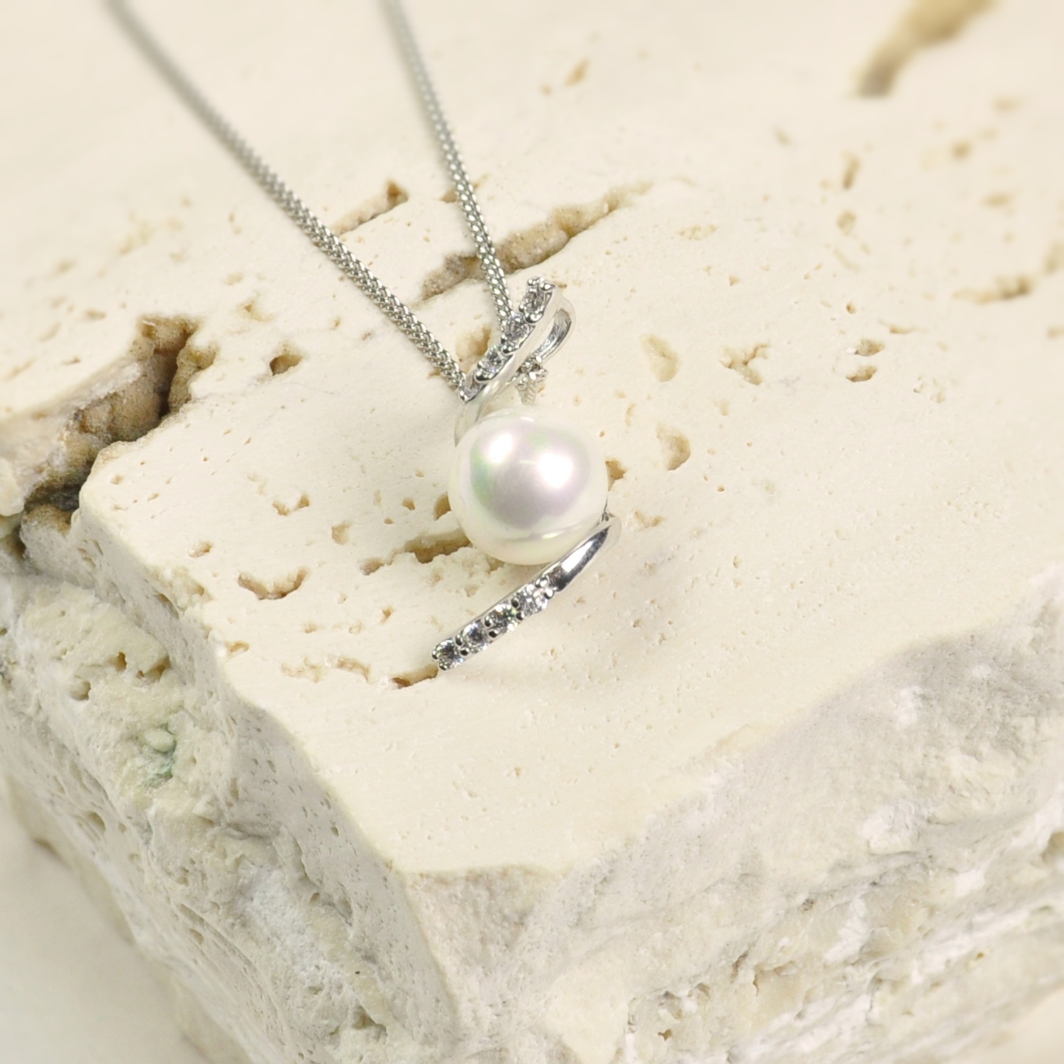 Colgante de Plata con perla de 10 mm., Circonitas y cadena de 45 cm 1