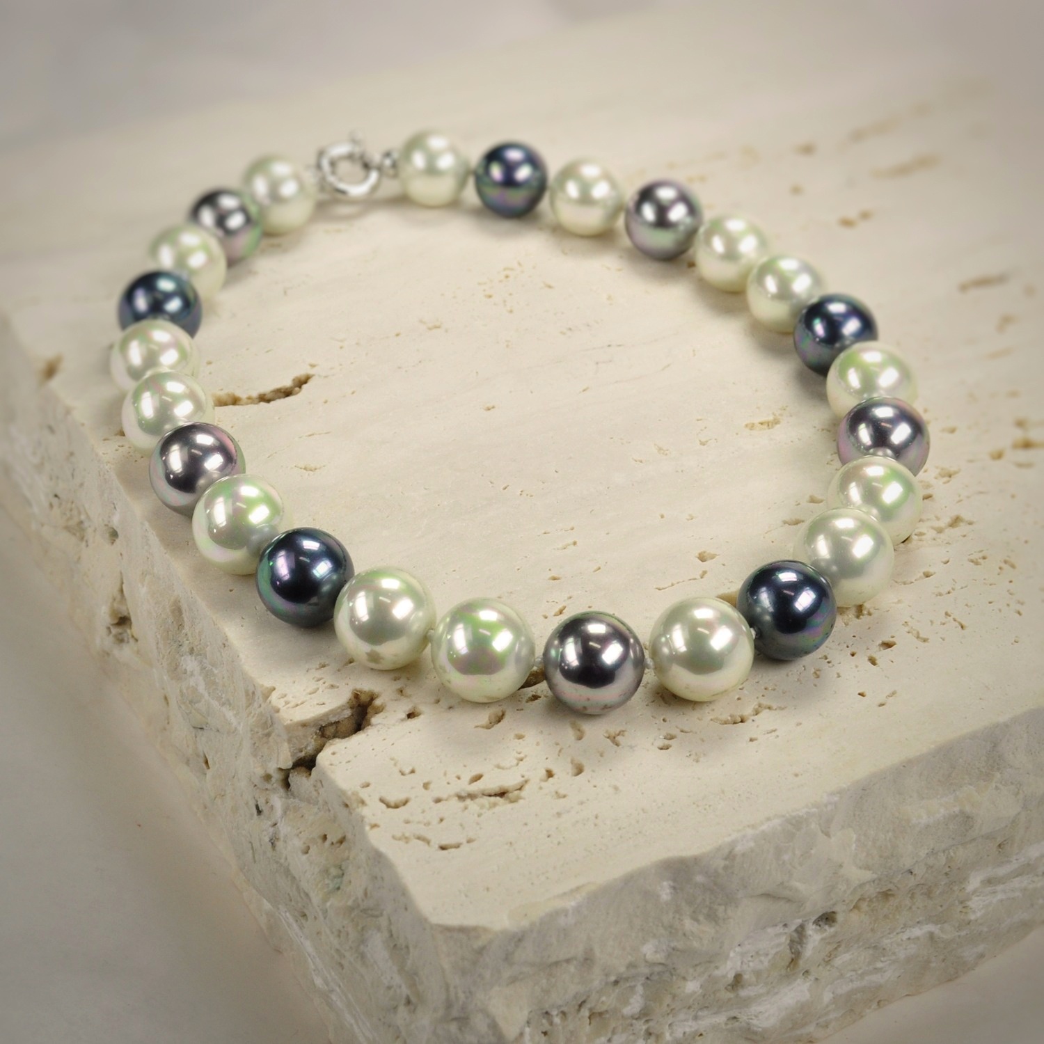 kKassische Perlenkette mit Perlen in Weiss, Grau und Schwarz 1