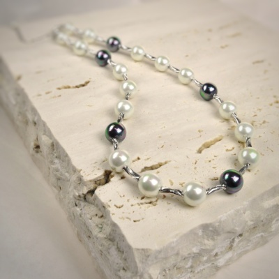 Classic Necklace with Black and White Pearls 2