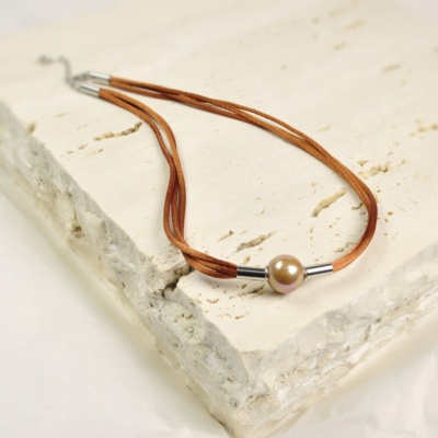 Collar de cordón seda con perla en color cobre. 1