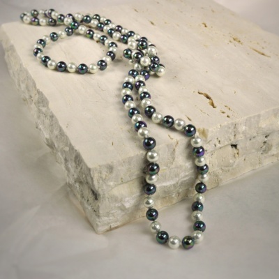 Black and white classic pearl necklace 1