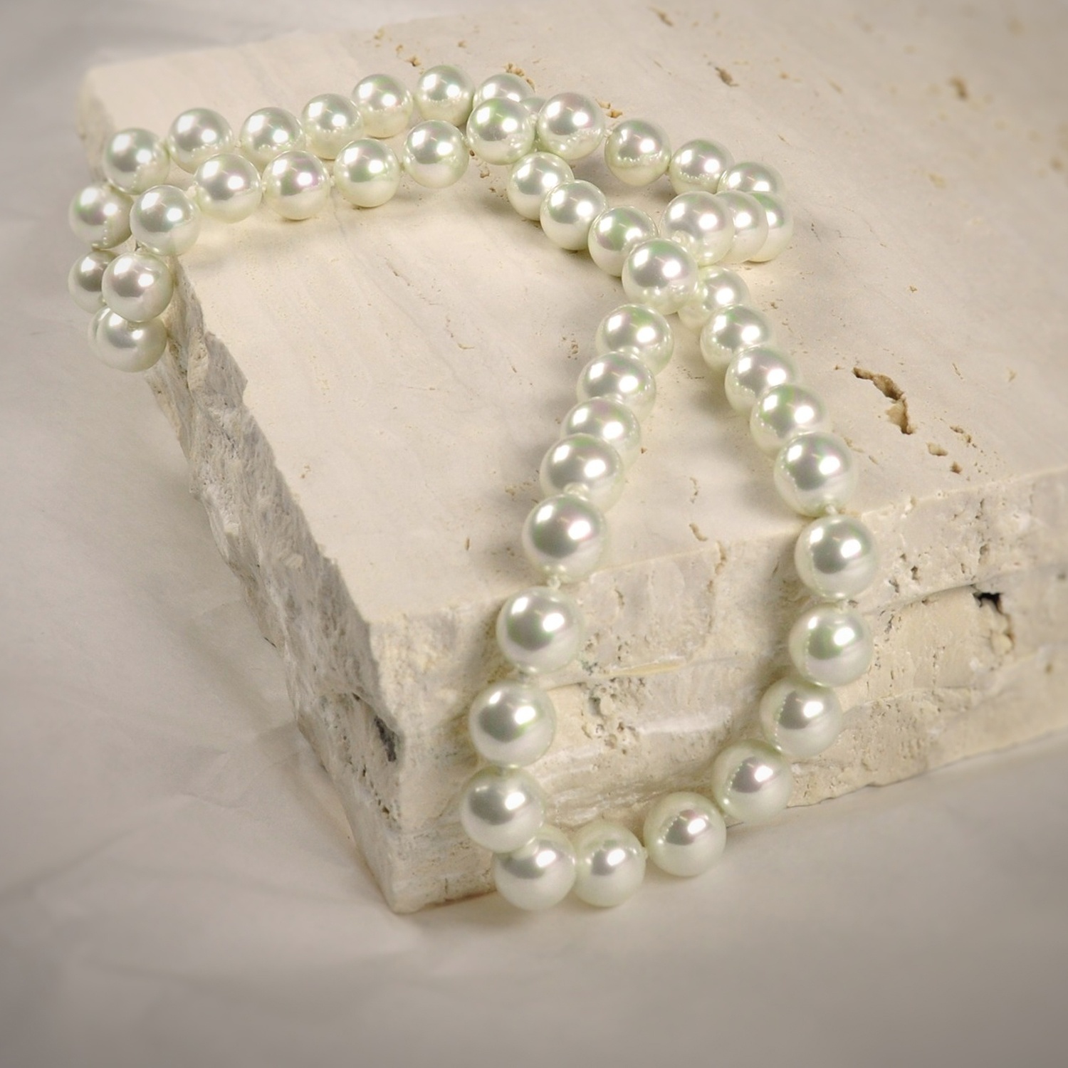 Collar clásico en perlas blancas 1
