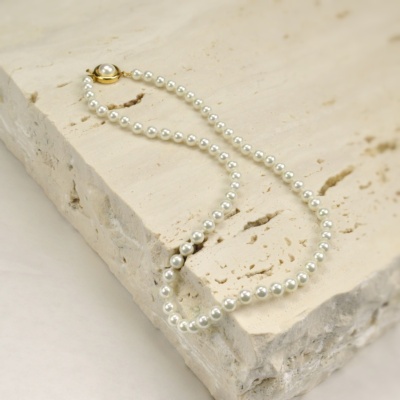 Klassische Perlenkette mit Perlen in 5 mm.