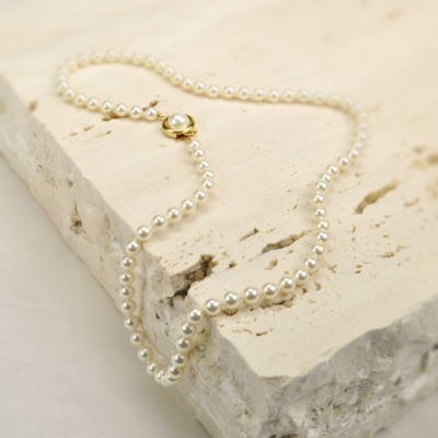 Klassische Perlenkette mit Perlen in 5 mm.