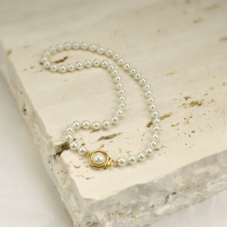 Klassische Perlenkette mit Perlen in 6 mm.
