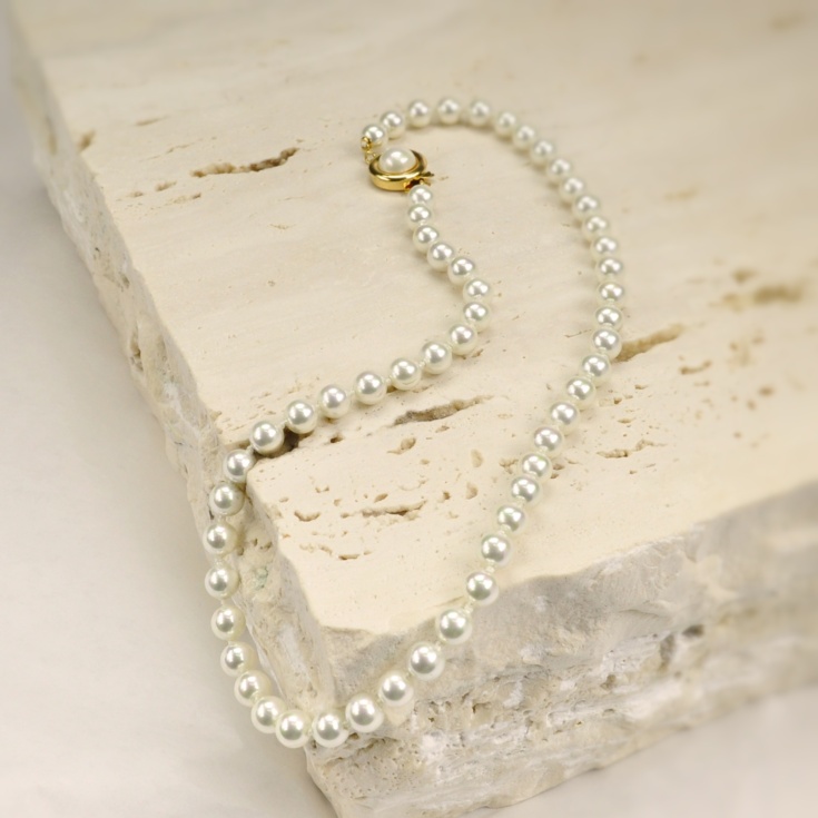 Klassische Perlenkette mit Perlen in 6 mm.