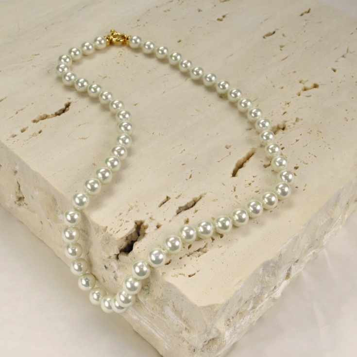 Klassische Perlenkette mit Perlen in 8 mm.