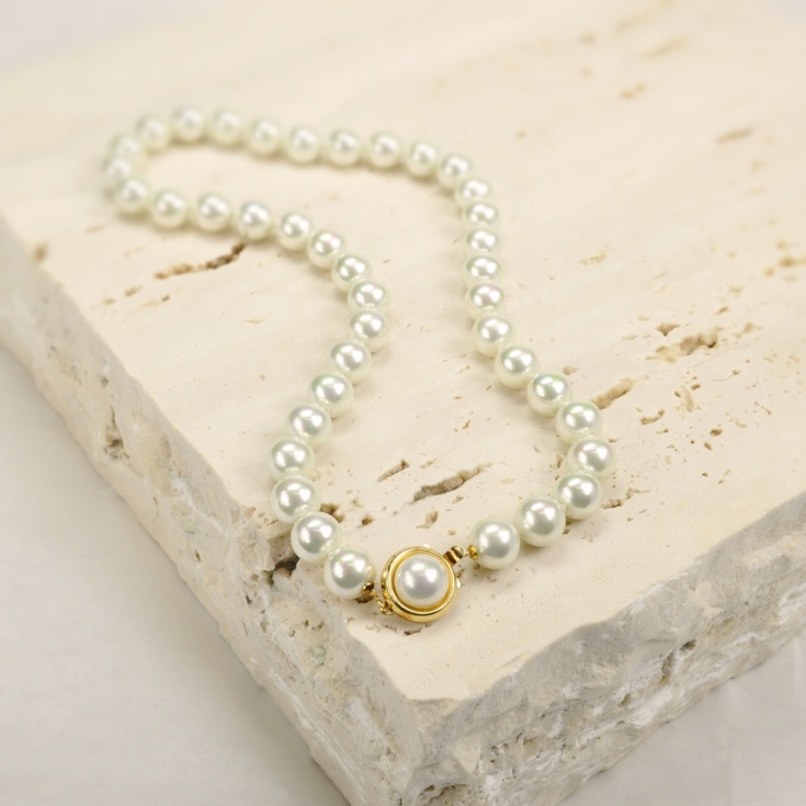 Klassische Perlenkette mit Perlen in 10 mm.