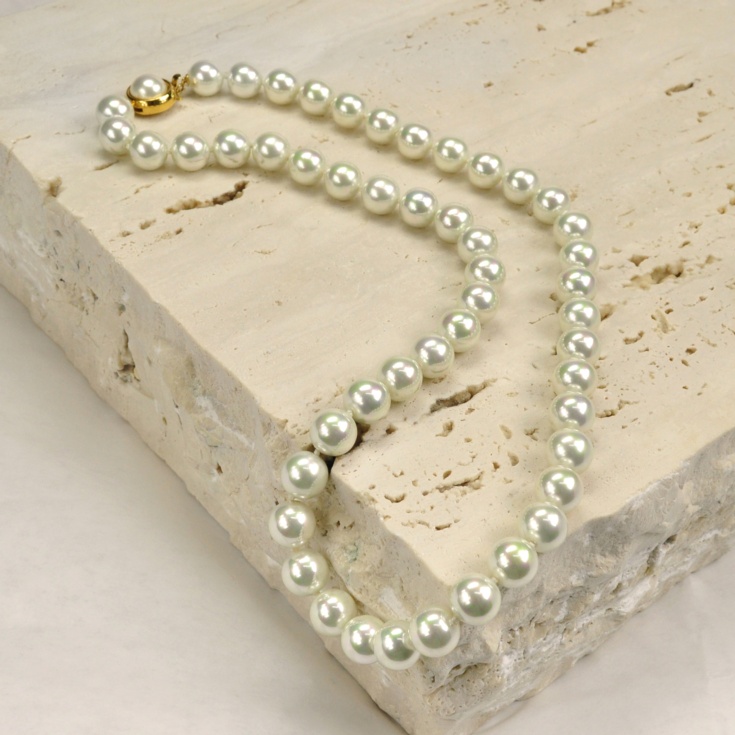 Klassische Perlenkette mit Perlen in 10 mm.
