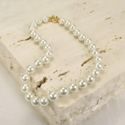 Klassische Perlenkette mit Perlen in 12 mm.