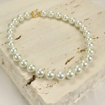 Klassische Perlenkette mit Perlen in 14 mm.