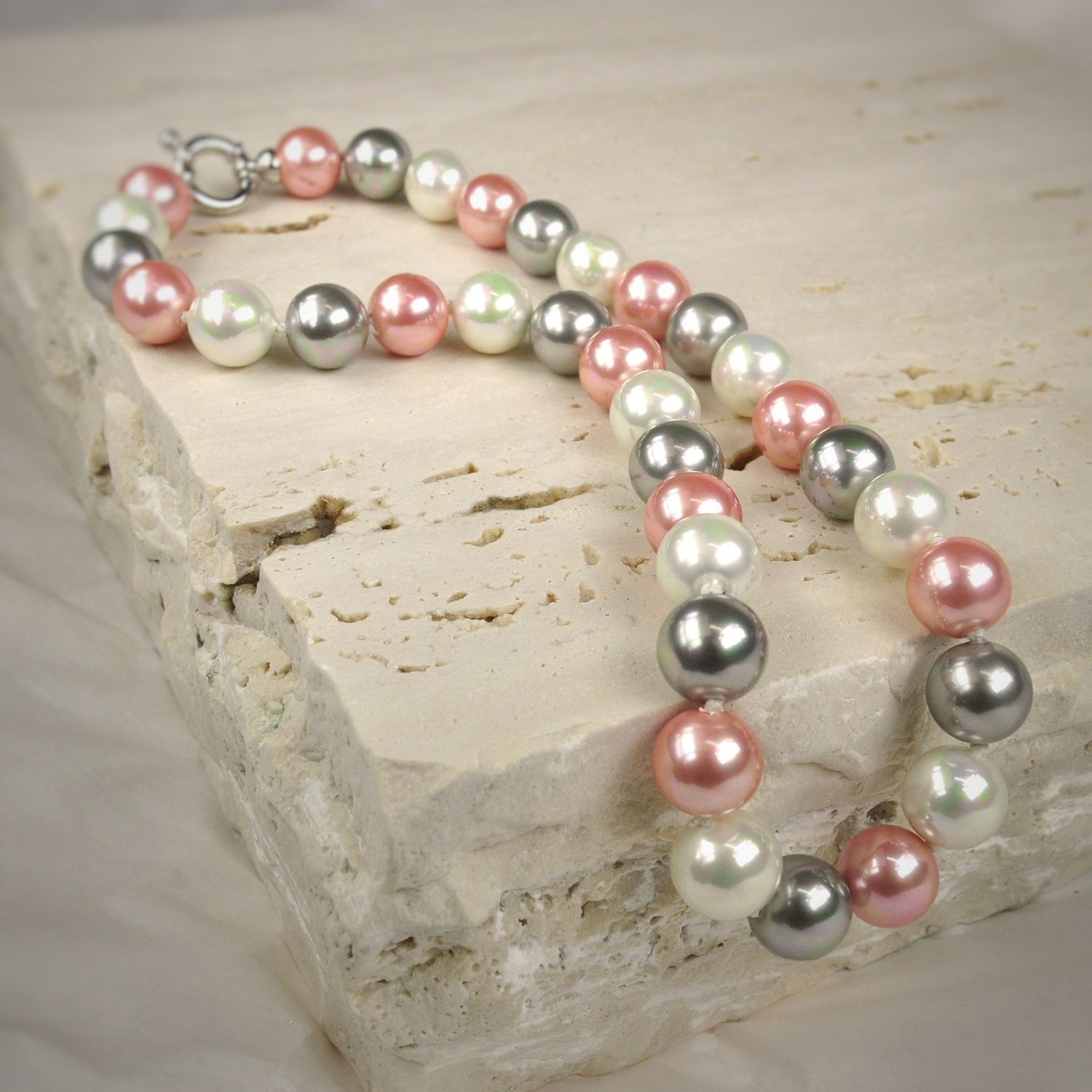 Perlenkette mit Perlen in verschiedenen Farbtönen 3