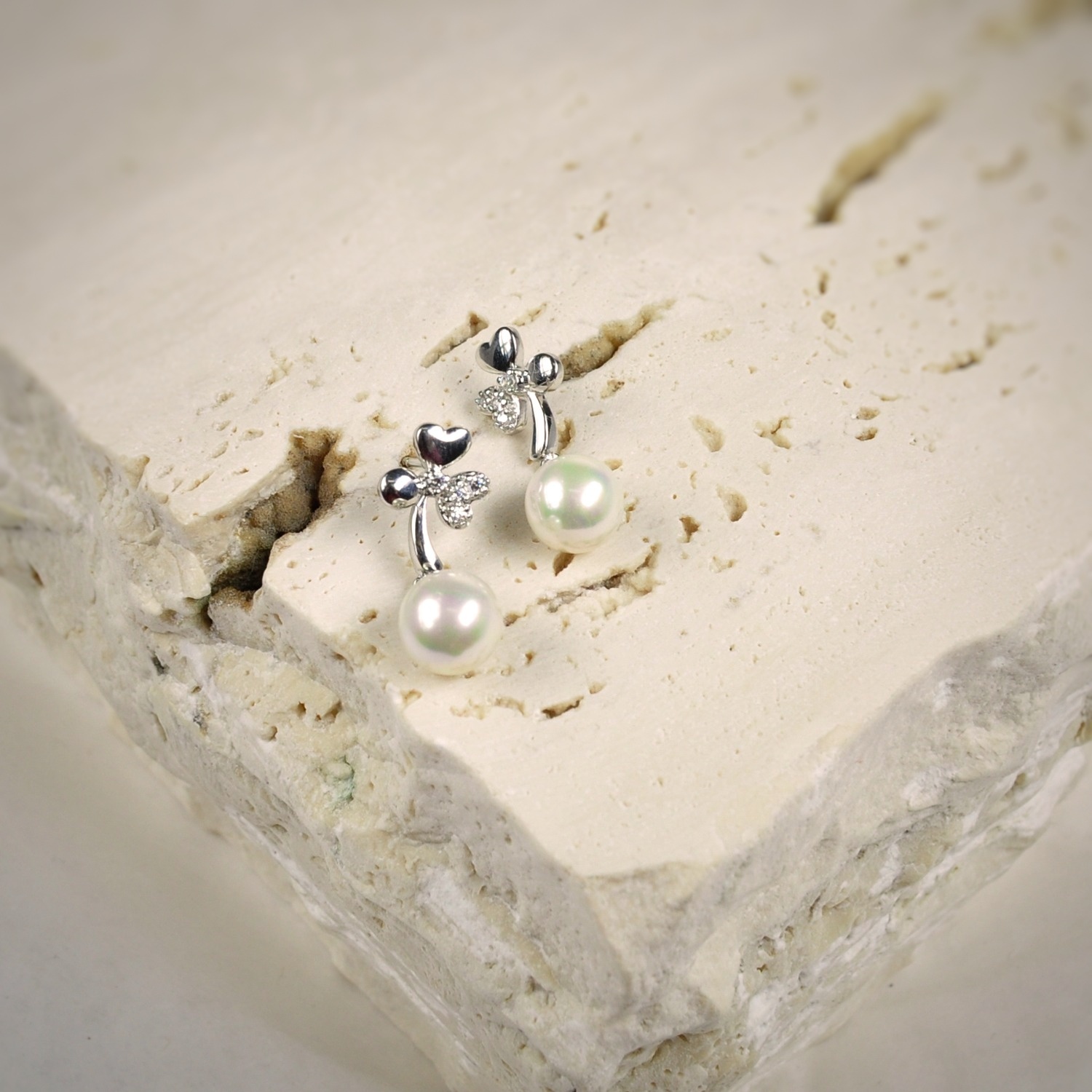 Silver earrings with pearls 2