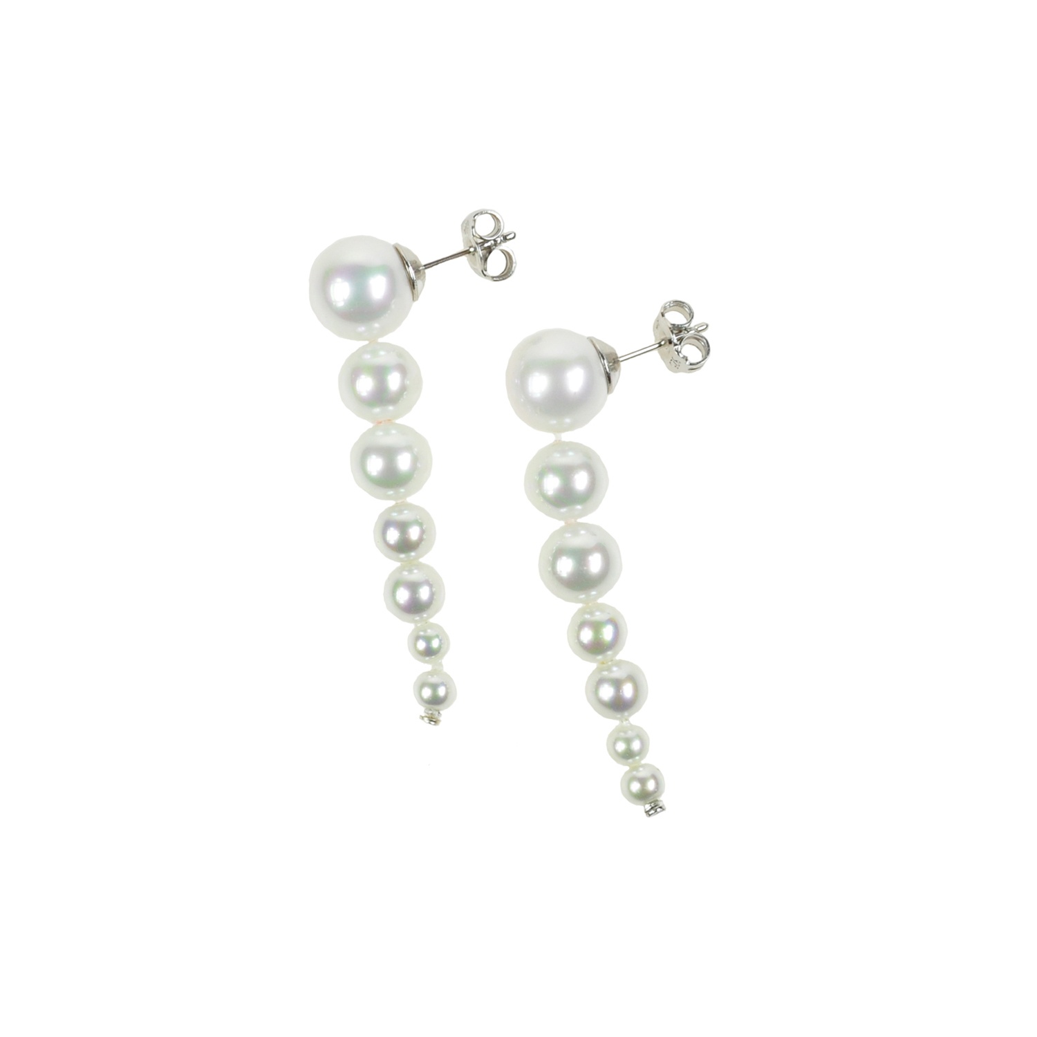 Klassische Ohrringe mit abgestuften weissen Perlen.