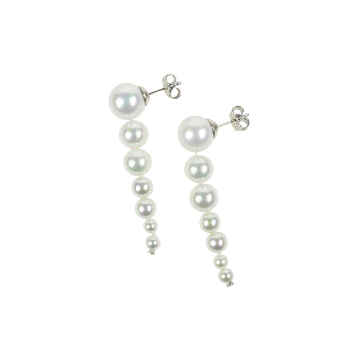 Pendientes clásicos con perlas blancas en disminución