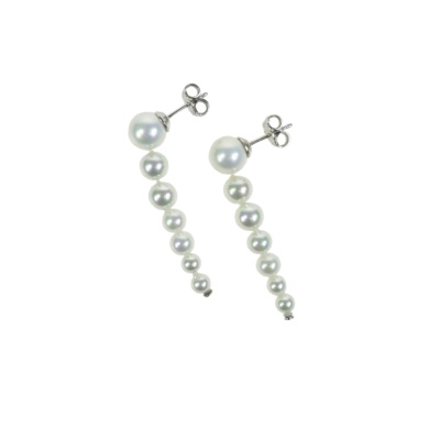 Klassische Ohrringe mit abgestuften weissen Perlen. 2