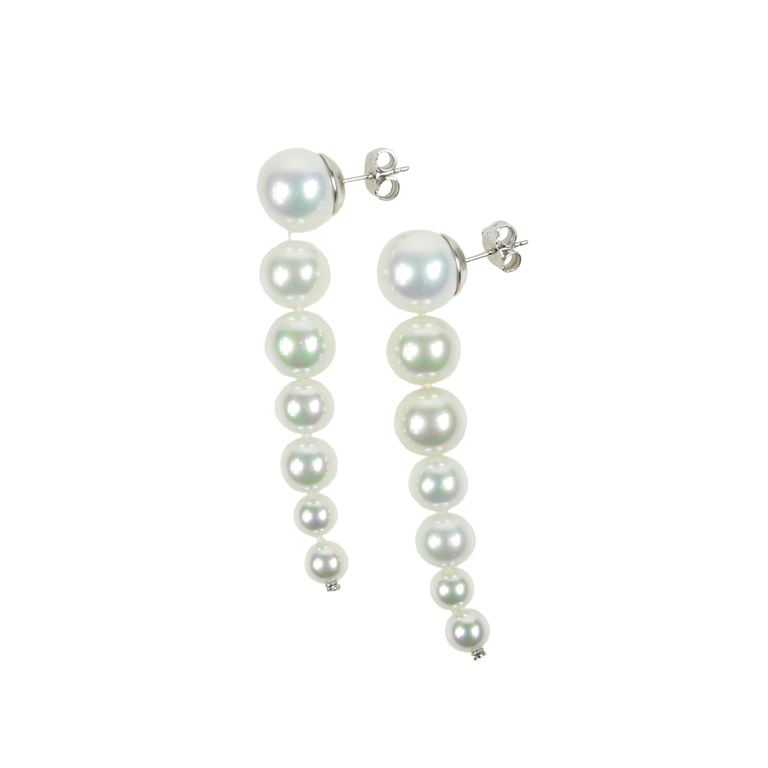 Klassische Ohrringe mit abfgestuften weissen Perlen.
